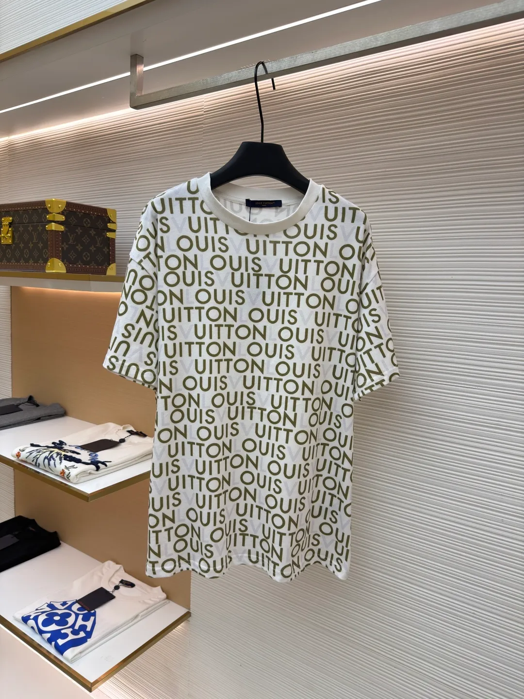LOUIS VUITTON full-width printed short sleeves ●Item number: 1682361-A05 ●Material: cotton fabric ●Technology: printing production ●Color: white ●Version: fitted version ●Weight: about 250 grams ●Size: S-M-L-XL ●Description: This Louis Vuitton all-over lettering T-shirt is made of 220g double-ply combed cotton fabric, which is treated with liquid ammonia mercerization. The surface of the fabric forms a delicate and soft light texture, while improving wrinkle resistance and breathability, making it less likely to deform after long-term wear. The body of the garment uses digital direct-injection printing technology to present a full-print pattern of brand letters. The printing ink penetrates into the fabric fibers, has a high degree of color reproduction and is resistant to washing and does not fall off. The letter layout is designed with precise alignment, and there is no misalignment or blurring problem. The neckline is a ribbed round neck reinforced with two needles. The ribs are made of high-elastic spandex blended material and will not deform after repeated stretching. The brand woven label is sewn on the inside of the neckline and the stitching is flat. The side seams of the body are seamlessly heat-pressed to reduce friction when worn. The cuffs and hem are rolled and hemmed. The design is loose and dropped shoulders. The pieces are cut three-dimensionally to achieve a natural drape effect. Every detail is subject to strict quality control, taking into account both design and wearing comfort. The overall wiring is straight and delicate, the fabric is comfortable and soft, and the color is consistent without color difference. It can be matched with the same style to create a fashionable look and control various occasions. Customized accessories, complete with three standards, same style for men and women!